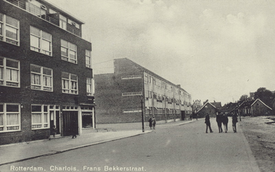 PBK-2155 Frans Bekkerstraat in Charlois, vanuit het oosten. Rechts op de achtergrond het Molenslop.