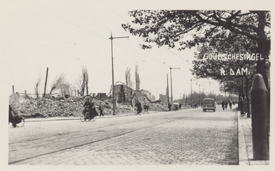 PBK-2270 Puinresten na het bombardement van 14 mei 1940. Goudsesingel, hoek Boschje waar de Bosjeskerk stond, gezien ...