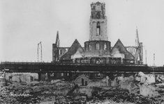 PBK-2477 Puinresten na het bombardement van 14 mei 1940.Gezicht op de Grote Kerk, op de voorgrond het spoorwegviaduct ...