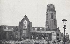 PBK-2482 Puinresten na het bombardement 14 mei 1940.Gezicht op de Grote Kerk aan het Grotekerkplein.