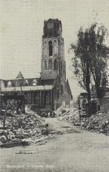 PBK-2484 Gezicht in de door het Duitse bombardement van 14 mei 1940 getroffen Lange Torenstraat, vanaf de Meent, uit ...