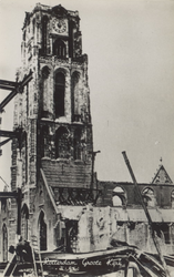 PBK-2487 Puinresten na het bombardement 14 mei 1940. De toren van de Grote Kerk aan het Grotekerkplein.