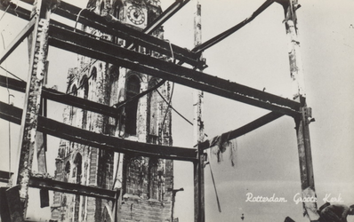 PBK-2490 Puinressten na het bombardement 14 mei 1940.De toren van de Grote Kerk aan het Grotekerkplein, gezien vanuit ...