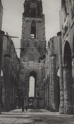 PBK-2495 Puinresten na het bombardement 14 mei 1940. Het interieur van de Grote Kerk aan het Grotekerkplein.