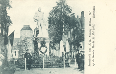 PBK-2517 Standbeeld van ZM Koning Willem III op Grotemarkt, het beeld werd onthuld op 21 mei 1874 en heeft daar geruime ...
