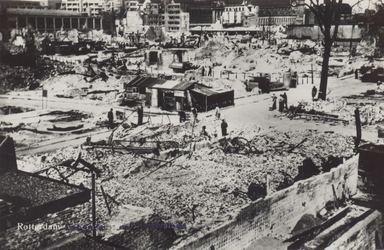 PBK-2541 De door het Duitse bombardement van 14 mei 1940 getroffen Grotemarkt, gezien vanaf de Keizerstraat bij het ...