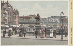 PBK-2556 Grotemarkt met het standbeeld van Erasmus vanuit het westen. Op de achtergrond het spoorwegviaduct en de ...