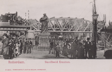 PBK-2569 Het standbeeld van Erasmus op de Grotemarkt, uit het westen gezien. Op de achtergrond het spoorwegviaduct.