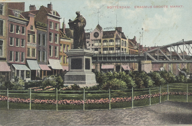 PBK-2584 Het standbeeld van Erasmus aan de Grotemarkt, gezien uit het westen.