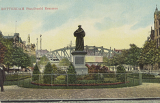PBK-2592 Gezicht op het standbeeld van Erasmus aan de Grotemarkt, uit het westen, op de achtergrond het spoorwegviaduct.