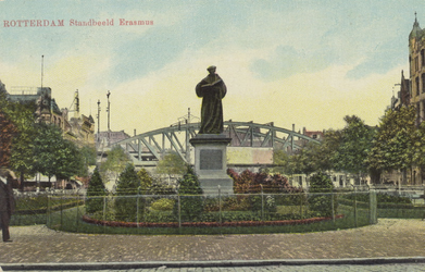 PBK-2592 Gezicht op het standbeeld van Erasmus aan de Grotemarkt, uit het westen, op de achtergrond het spoorwegviaduct.