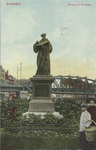 PBK-2605 Het standbeeld van Erasmus aan de Grotemarkt, vanuit het westen, op de achtergrond het spoorwegviaduct.