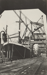 PBK-2726 Overslag van graan en hijskranen bij een vrachtschip langs de kade van de Merwehaven bij het bedrijf ...