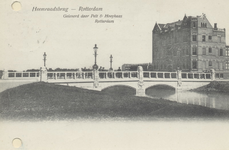 PBK-2790 De monumentale Heemraadsbrug met vier lantaarns, werd in het jaar 1903 gebouwd in de Mathenesserlaan over de ...