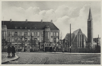 PBK-2863 De Hillevliet met links de Ambachtsschool en rechts de Nederlandse Hervormde Maranathakerk, vanuit het westen.