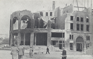 PBK-2939 Gezicht op de door het Duitse bombardement van 14 mei 1940 getroffen station Hofplein en café-restaurant Loos ...