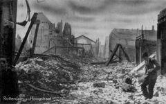 PBK-3156 Gezicht op de door het Duitse bombardement van 14 mei 1940 getroffen Hoogstraat, vanaf het spoorwegviaduct ...