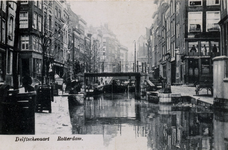 PBK-323 De hoge Krattenbrug over de Delftsevaart. Links van de brug de Bagijnenstraat, ertegenover het begin van de ...