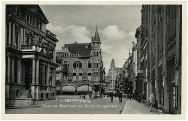 PBK-330 Korte Hoogstraat met het Schielandshuis. Op de hoek van de Boijmansstraat is de sigarenwinkel van Weinthal. ...