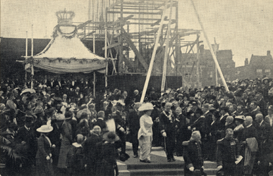 PBK-339 Koningin Wilhelmina legde op 15 juli 1915 de eerste steen voor een nieuw stadhuis op het terrein dat was ...