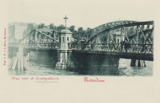 PBK-3531 De Koninginnebrug (brug der zuchten) over de Koningshaven, rechts de spoorbrug.
