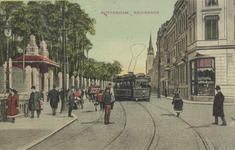 PBK-3768 Kruiskade, vanuit het westen. Links de ingang van de Rotterdamsche Diergaarde, rechts het hoekpand van de ...