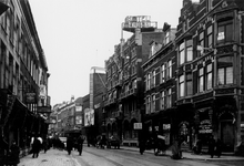 PBK-3783 Kruiskade, uit het westen. Rechts, tussen de Lijnbaanstraat en de Nieuwe Kerkstraat, winkelpanden, hotel ...