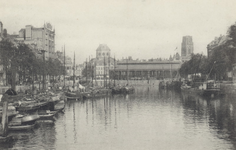 PBK-3968 Leuvehaven, uit het zuiden. Op de achtergrond de Zeevischmarkt, de toren van de Sint-Laurenskerk rechts en de ...