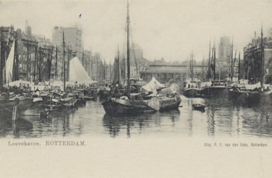 PBK-3969 Leuvehaven, uit het zuiden. Op de achtergrond de Zeevischmarkt, de toren van de Sint-Laurenskerk rechts en de ...
