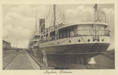 PBK-4003 Schepen aan de Lloydkade. De Rotterdamse Lloyd vestigde zich in het jaar 1908 ten zuiden van de zojuist ...