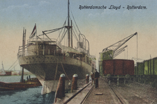 PBK-4005 Een schip van de Rotterdamse LLoyd, de Samarinda, ligt aangemeerd aan de kade. De Rotterdamse Lloyd vestigde ...