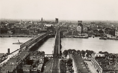 PBK-4062 De Willemsbrug en de spoorbrug over de Nieuwe Maas met daarachter het Witte Huis en de toren van de ...