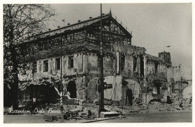 PBK-436 Gezicht op de door het Duitse bombardement van 14 mei 1940 getroffen Beursgebouw, gezien vanaf boekhandel ...
