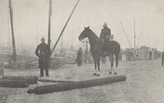 PBK-4481 Twee politieagenten te paard na de ontploffing van een zuurstoffles op de Maaskade.