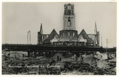 PBK-483 Puinresten van het bombardement van 14 mei 1940. Het spoorwegviaduct en de Gedempte Binnenrotte. Op de ...