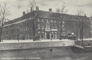 PBK-4860 Nieuwehaven met op de achtergrond de gebouwen van het vroegere 's Lands Arsenaal of Tuighuis van de ...