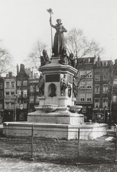 PBK-4899 Het monument Maagd van Holland, onthuld op 22 oktober 1874 aan de Nieuwemarkt, uit het westen.