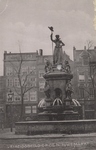 PBK-4900 Het monument Maagd van Holland, onthuld op 22 oktober 1874 aan de Nieuwemarkt, uit het westen.