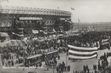 PBK-5024 Een grote groep mensen voor de ingang van het Feyenoord Stadion, tijdens de opening op 27 maart 1937.