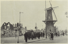 PBK-5164 Gezicht op het door het bombardement van 14 mei 1940 getroffen Oostplein. Bij molen De Noord die ongeschonden ...