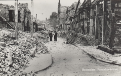 PBK-5407 Gezicht in de door het Duitse bombardement van 14 mei 1940 getroffen Pannekoekstraat, uit het noorden. Rechts ...