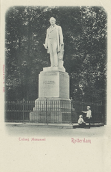 PBK-5534 Het standbeeld van Tollens in het Park aan de Westzeedijk. Rondom het standbeeld bevindt zich een hekje.