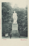 PBK-5536 Het standbeeld van Tollens in het Park aan de Westzeedijk. Rondom het standbeeld bevindt zich een hekje.