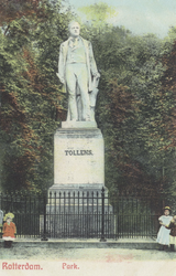 PBK-5538 Het standbeeld van Tollens in het Park aan de Westzeedijk. Rondom het standbeeld bevindt zich een hekje.