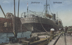 PBK-5544 Het schip de Arakan van de Rotterdamsche Lloyd en een binnenvaartschip liggen aangemeerd aan de kade van de ...