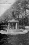PBK-5572 Het monument voor Willem Schürmann, een fontein aan de Parklaan, vervaardigd door de beeldhouwer C. van Wijk.