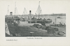 PBK-5611 Schepen liggen afgemeerd aan het aanlegsteiger van de Parkkade. Aan de overzijde van de Nieuwe Maas ligt ...