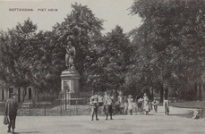 PBK-5664 Piet Heynsplein met het standbeeld van Piet Heyn. Op de achtergrond bebouwing aan westzijde.