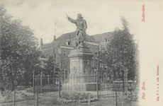 PBK-5666 Piet Heynsplein met het standbeeld van Piet Heyn. Op de achtergrond bebouwing aan westzijde.
