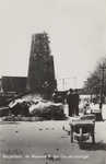 PBK-5782 Gezicht op de door het Duitse bombardement van 14 mei 1940 getroffen Pompenburgsingel met op de achtergrond de ...